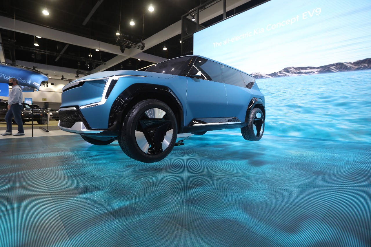 ΗΠΑ: Οι ανταγωνιστές της Tesla απαντούν με πιο φθηνά ηλεκτρικά SUV