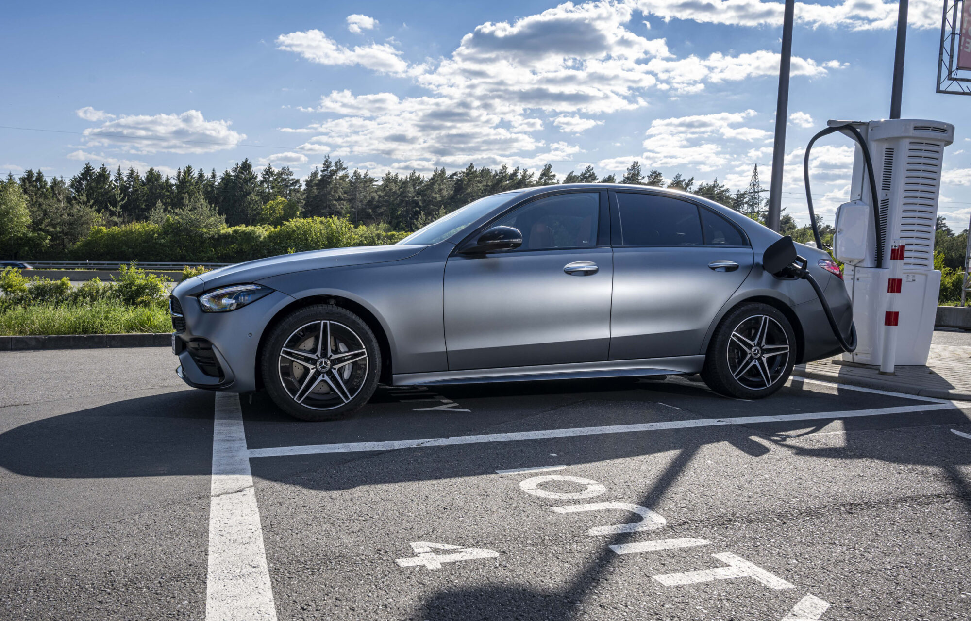 Στην Ελλάδα η νέα υβριδική Mercedes-Benz C-Class που φορτίζει στην πρίζα