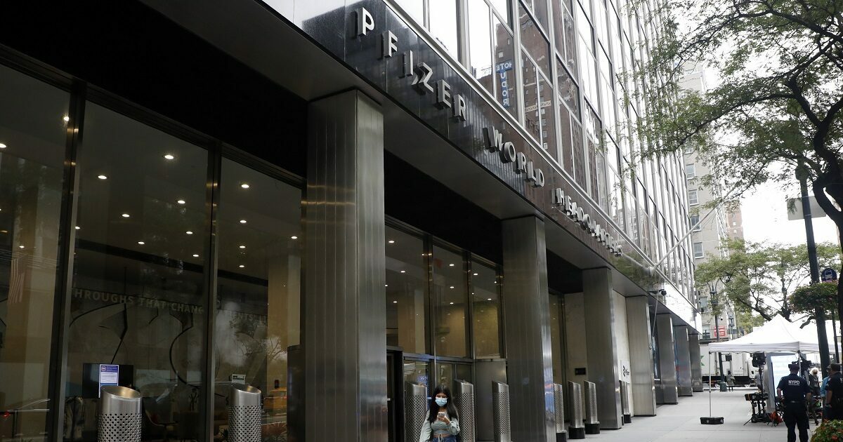 Τα κεντρικά γραφεία της εταιρείας Pfizer στη Νέα Υόρκη © EPA / JASON SZENES