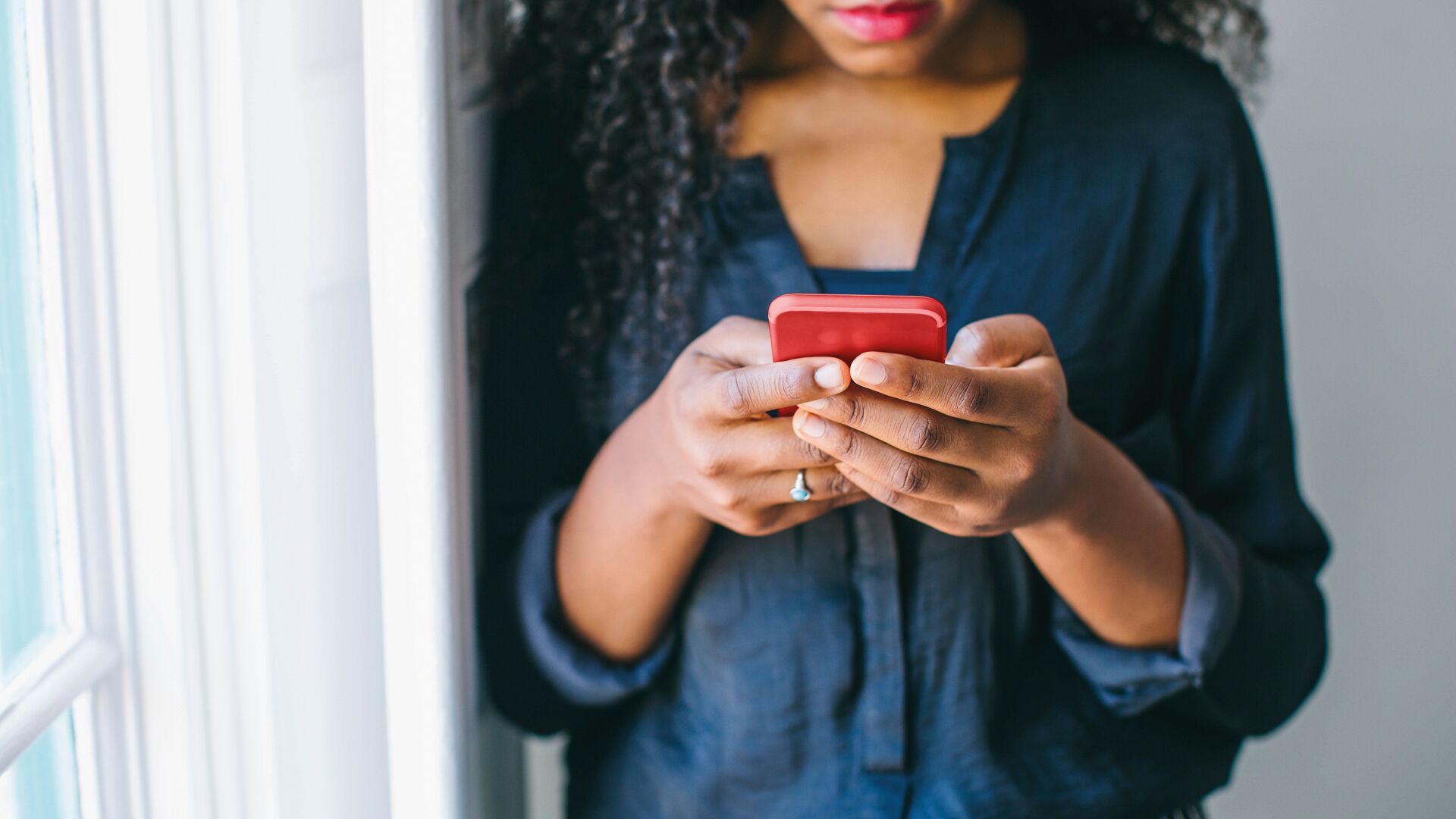 Vodafone: Θύμα ενδοοικογενειακής κακοποίησης 1 στους 3 εργαζόμενους