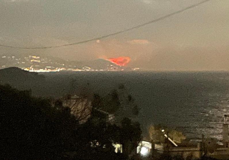 Συναγερμός στην Πυροσβεστική – Μεγάλη φωτιά στην Τήνο