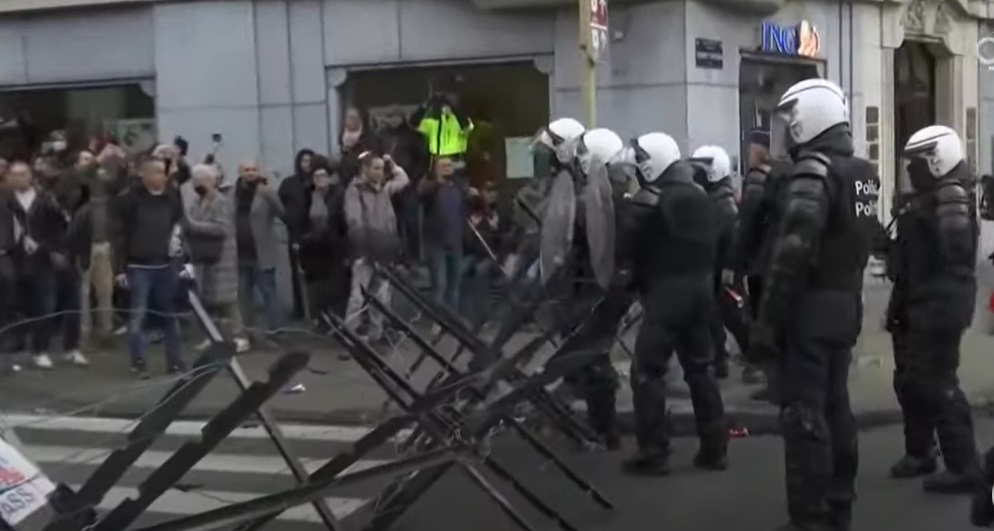 Βέλγιο: Χάος στους δρόμους – Επεισόδια σε διαδήλωση κατά των μέτρων