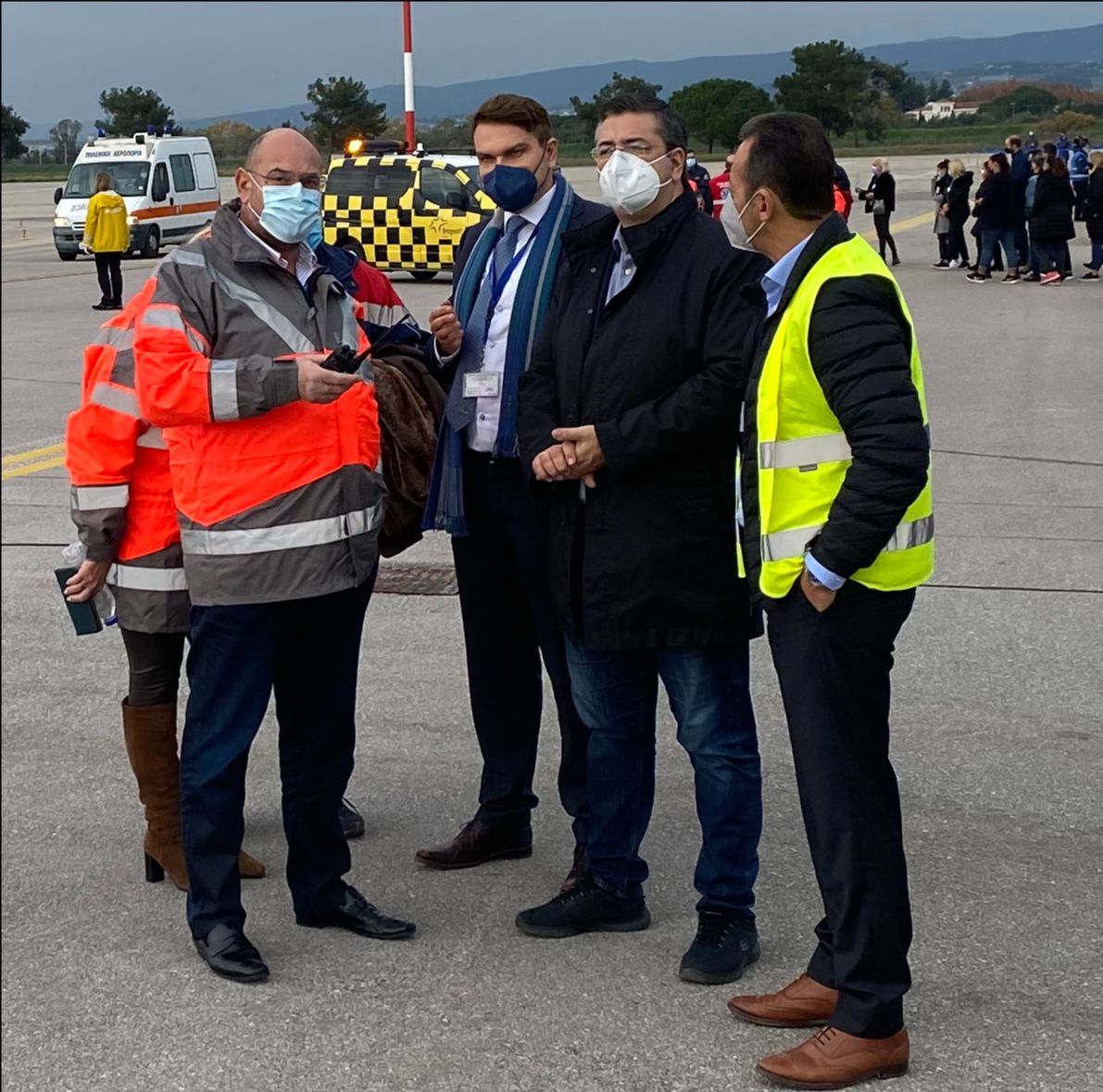 Άσκηση προσομοίωσης και ετοιμότητας (Emergency Exercise) της Fraport Greece, αεροδρόμιο Θεσσαλονίκης «ΜΑΚΕΔΟΝΙΑ»: (από αριστερά προς τα δεξιά) ο Πρόεδρος του ΕΚΑΒ Νίκος Παπαευσταθίου, ο Chief Operations Officer της Fraport Greece Ηλίας Μαραγκάκης και o Περιφερειάρχης Κεντρικής Μακεδονίας Απόστολος Τζιτζικώστας