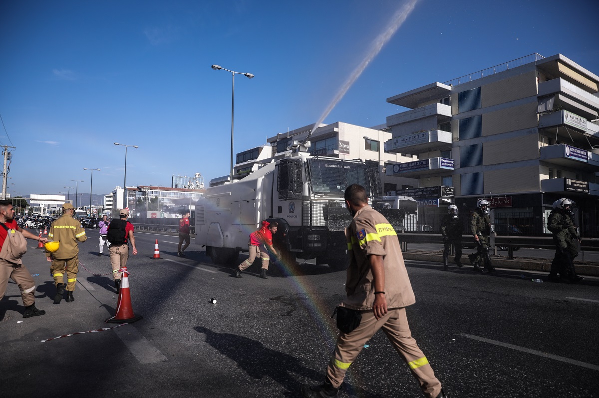 Επεισόδια στη συγκέντρωση διαμαρτυρίας των πυροσβεστών έξω από το υπουργείο Κλιματικής Κρίσης και Πολιτικής Προστασίας © EUROKINISSI