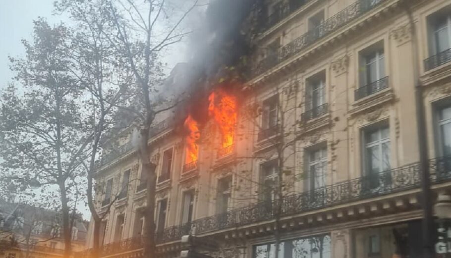 Φωτιά σε κτίριο στο Παρίσι© twitter