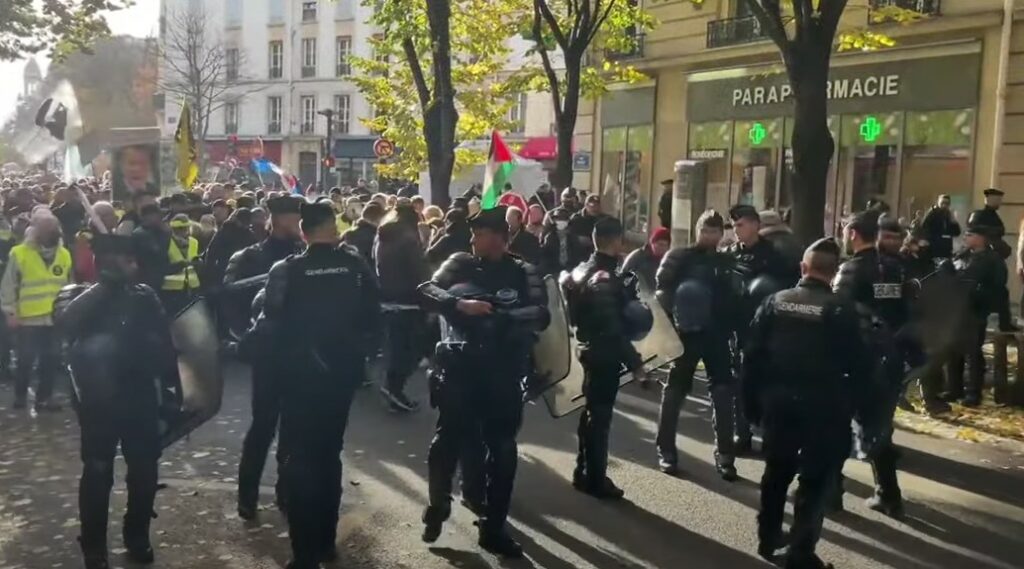 Γαλλία: Σχεδόν 29.000 πολίτες διαδήλωσαν ενάντια στο υγειονομικό πάσο