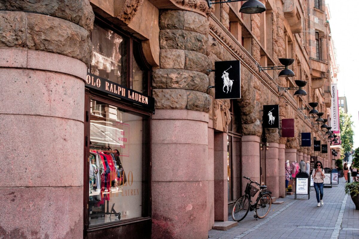 Ralph Lauren: Έρχονται αυξήσεις στα έξοδα αποστολής ενόψει Χριστουγέννων