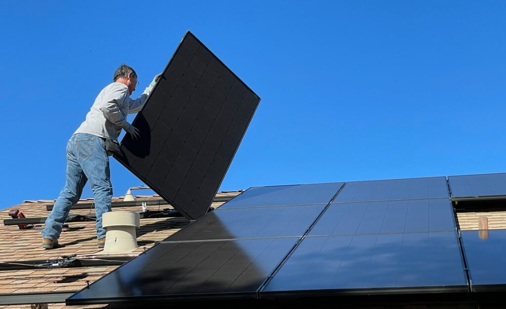 JinkoSolar: Γιατί βάζει φρέννο στην παραγωγή ηλιακών πάνελ