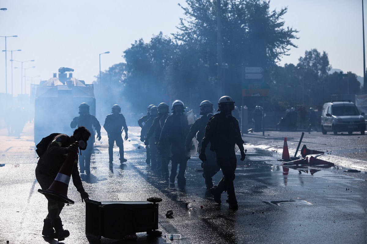 Επεισόδια στη συγκέντρωση διαμαρτυρίας των πυροσβεστών έξω από το υπουργείο Κλιματικής Κρίσης και Πολιτικής Προστασίας © EUROKINISSI