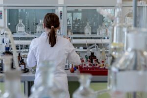 Ο κόσμος οφείλει να εμποδίσει την τεχνητή νοημοσύνη να ενισχύσει τους βιοτρομοκράτες