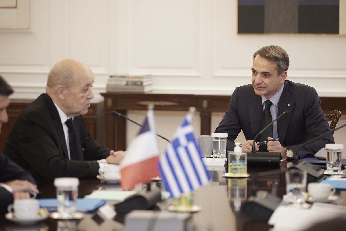 Ο πρωθυπουργός Κυριάκος Μητσοτάκης(Δ), συνομιλούν με τον Γάλλο υπουργό Εξωτερικών Jean-Yves Le Drian (Ζαν-Ιβ Λε Ντριάν) (Α), στο Μέγαρο Μαξίμου, την Παρασκευή 19 Νοεμβρίου 2021. ΑΠΕ ΜΠΕ/ΓΡΑΦΕΙΟ ΤΥΠΟΥ ΠΡΩΘΥΠΟΥΡΓΟΥ/ΔΗΜΗΤΡΗΣ ΠΑΠΑΜΗΤΣΟΣ