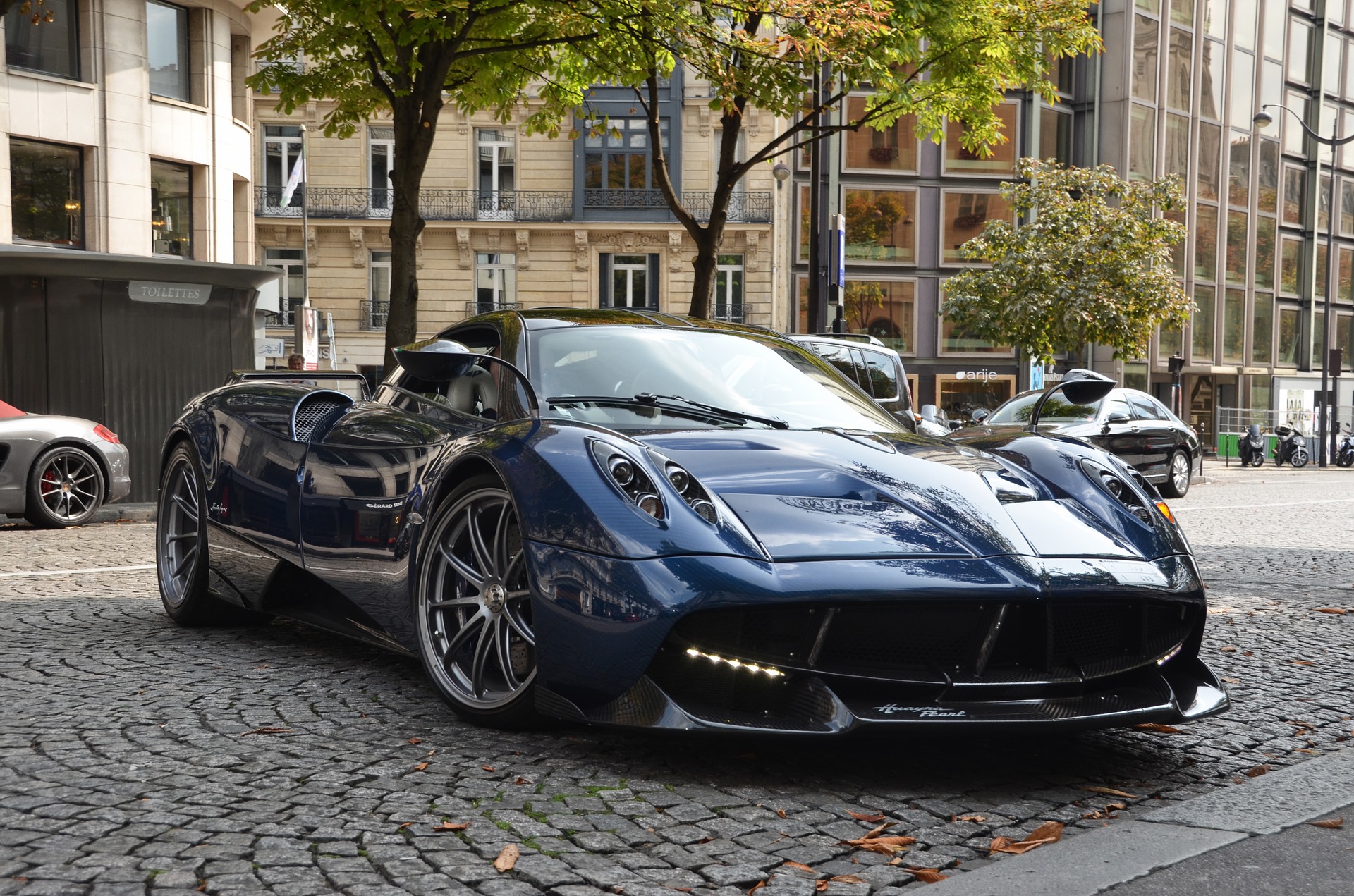 Σε δημοπρασία μία από τις 100 Pagani Huayra
