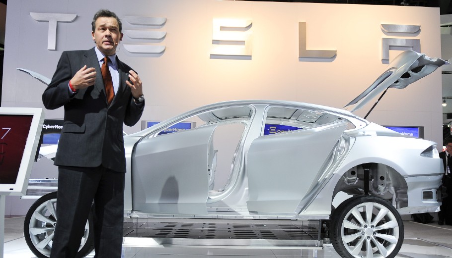 Ο Πίτερ Ρόουλινσον το 2011, όταν ως αντιπρόεδρος μηχανικός της Tesla παρουσίαζε στο κοινό το Model S© EPA/TANNEN MAURY