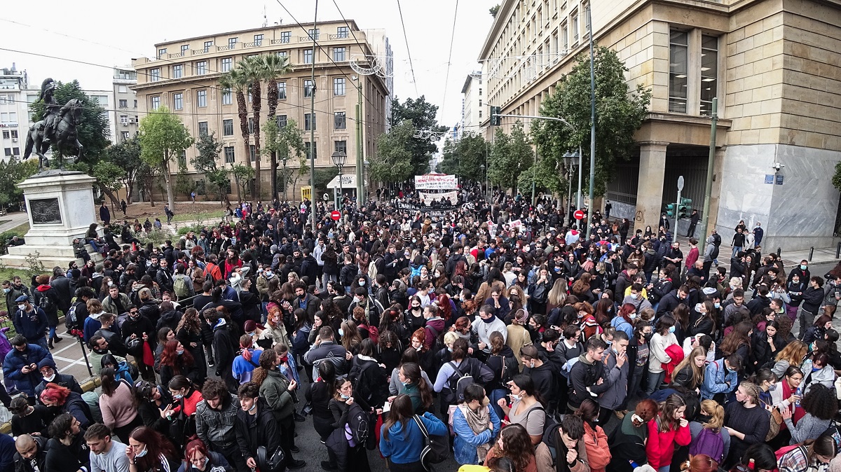 Σε εξέλιξη η πορεία για το Πολυτεχνείο – Κλειστοί δρόμοι στην Αθήνα
