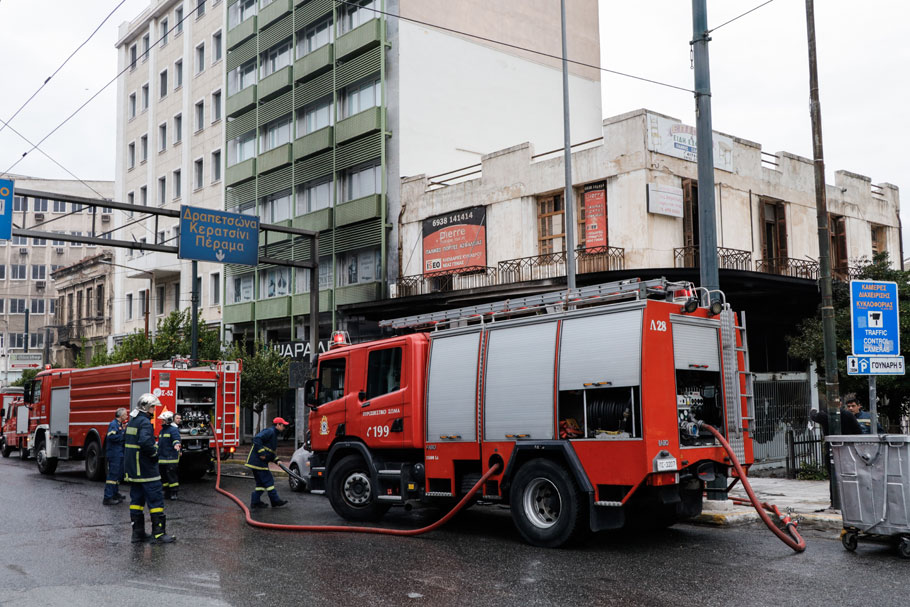 Πυρκαγιά σε αποθήκη στρωμάτων στον Πειραιά © Eurokinissi