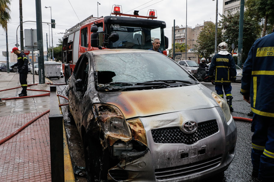 Πυρκαγιά σε αποθήκη στρωμάτων στον Πειραιά © Eurokinissi