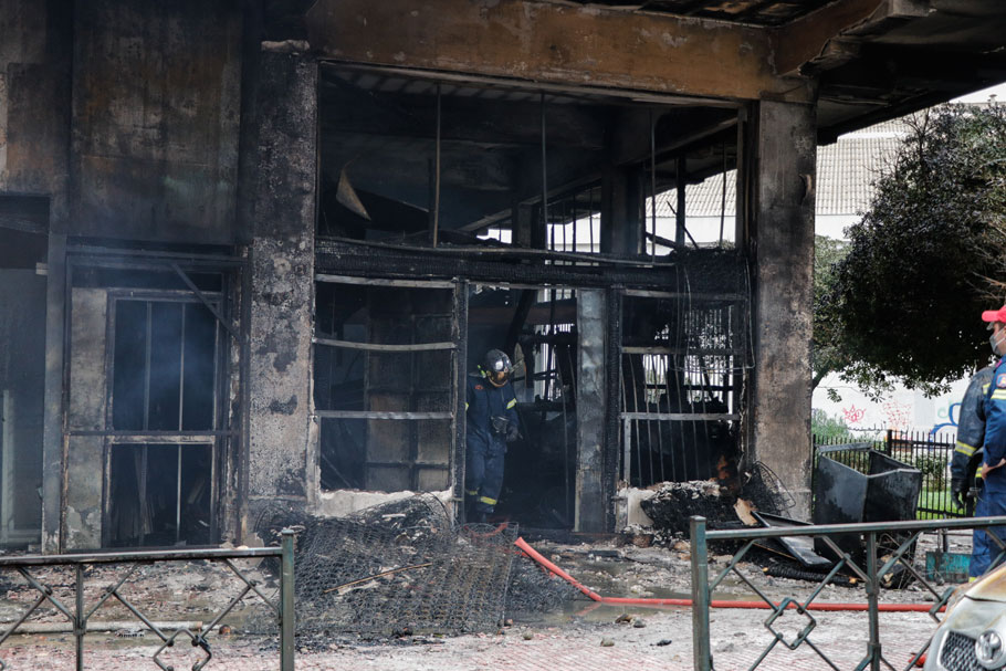 Πυρκαγιά σε αποθήκη στρωμάτων στον Πειραιά © Eurokinissi