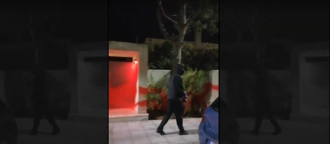 Επίθεση Ρουβίκωνα με μπογιές στο σπίτι του υπουργού Γ. Γεραπετρίτη