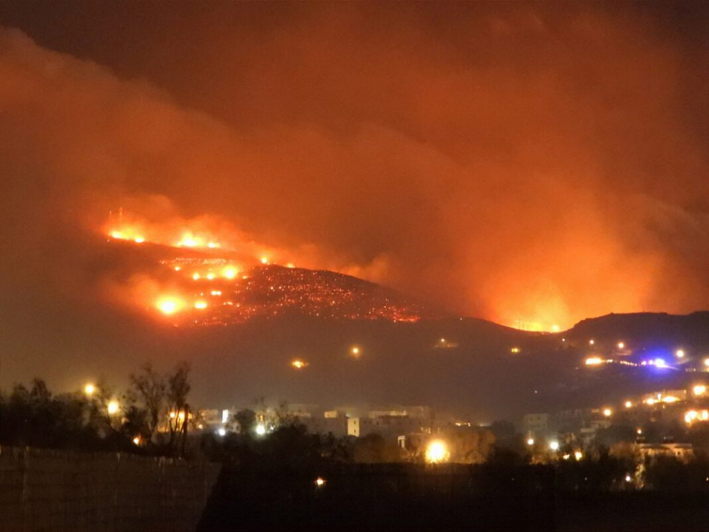 Μεγάλη φωτιά στην Τήνο – Προληπτική εκκένωση τριών οικισμών