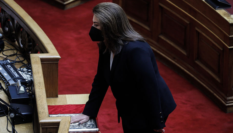 Η ορκωμοσία στη Βουλή της Τόνιας Αντωνίου στη θέση της Φώφης Γεννηματά © Eurokinissi