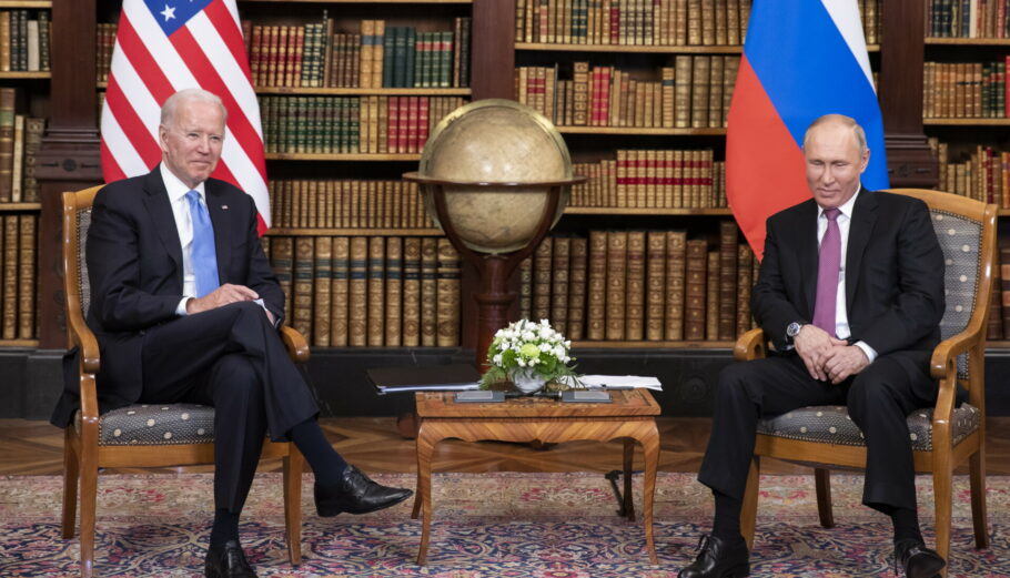 Ο Τζο Μπάιντεν και ο Βλαντιμίρ Πούτιν © EPA/PETER KLAUNZER / POOL