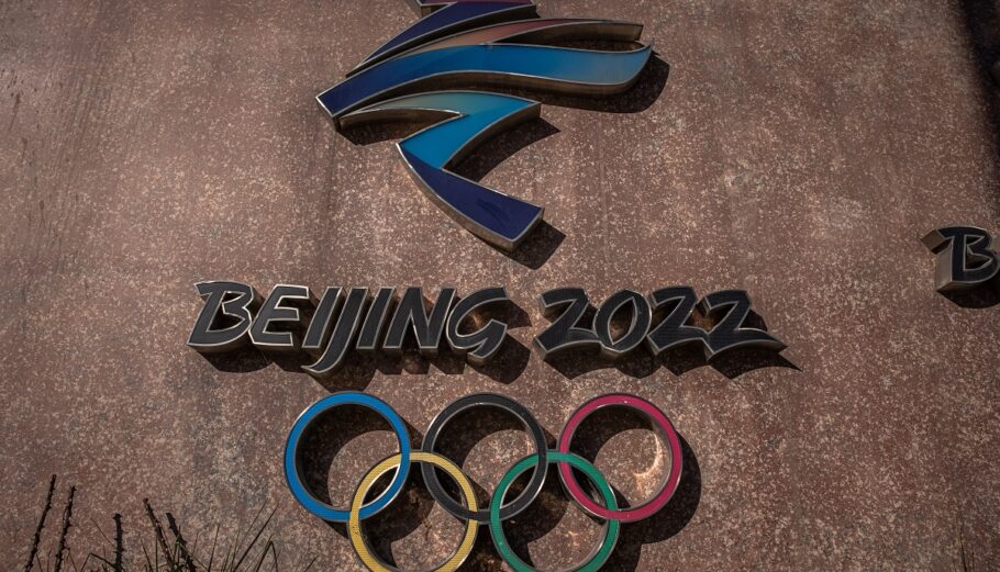 Το σήμα των Ολυμπιακών Αγώνων του Πεκίνου 2022. © EPA/ROMAN PILIPEY