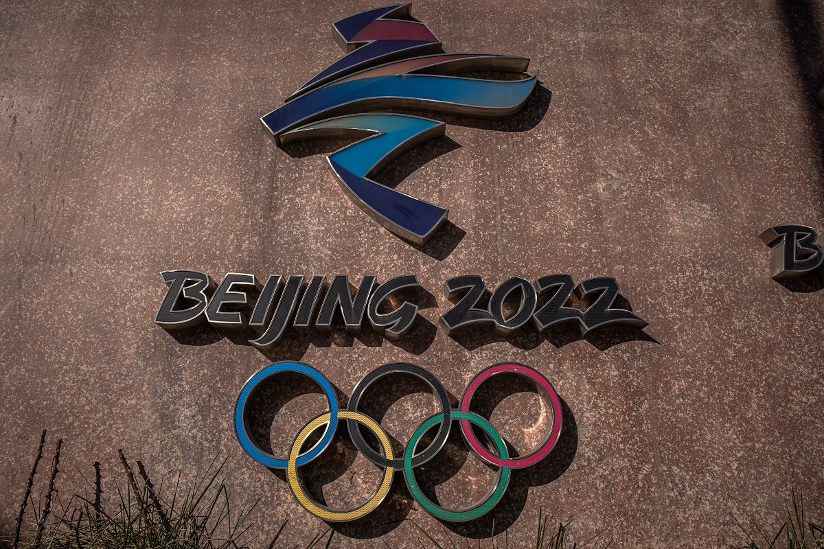 Το σήμα των Ολυμπιακών Αγώνων του Πεκίνου 2022. © EPA/ROMAN PILIPEY