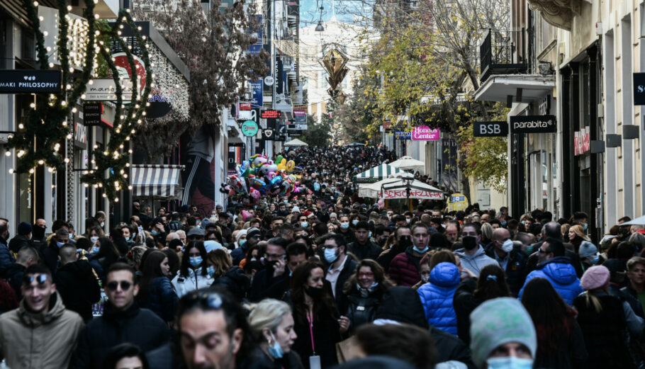 Πλήθος στην Αθήνα (ΤΑΤΙΑΝΑ ΜΠΟΛΑΡΗ/EUROKINISSI)