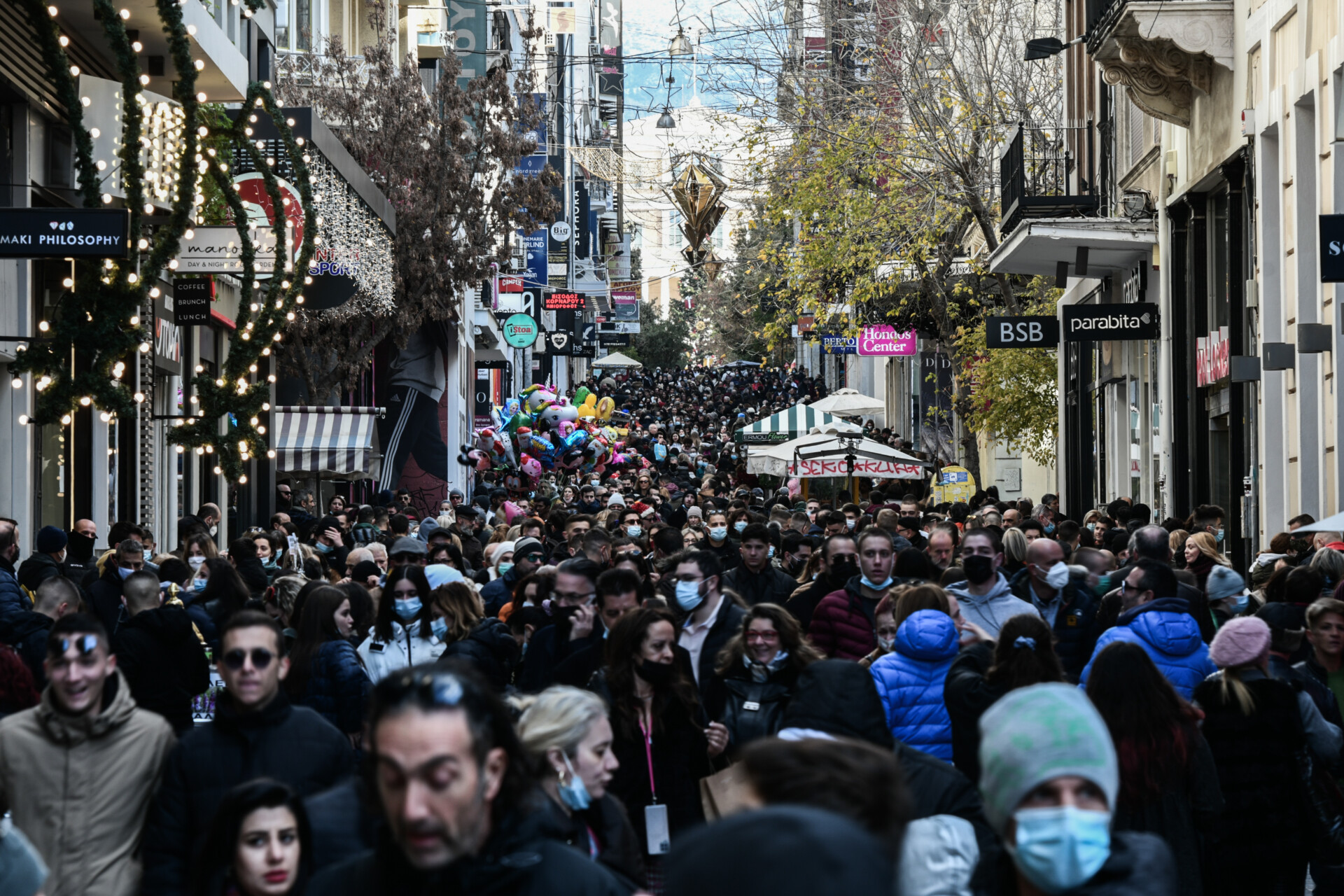 Πλήθος στην Αθήνα (ΤΑΤΙΑΝΑ ΜΠΟΛΑΡΗ/EUROKINISSI)