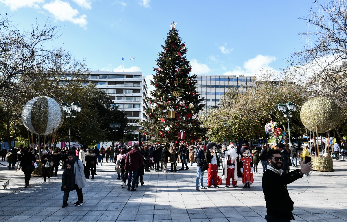 Κόσμος στην πλατεία Συντάγματος © Eurokinissi