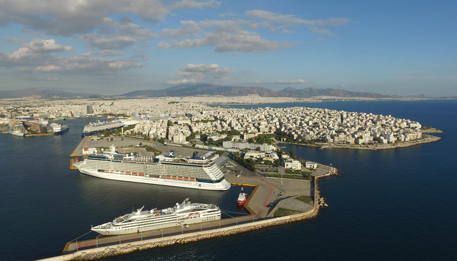 Κρουαζιερόπλοια στο λιμάνι του Πειραιά © Poseidonia