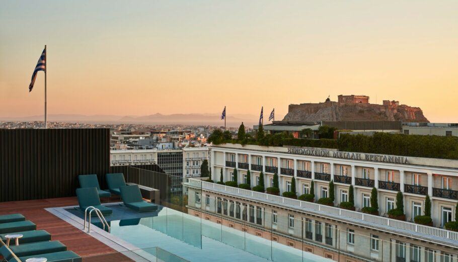 H θέα από το roof garden του Athens Capital © facebook.com/athenscapitalhotel/