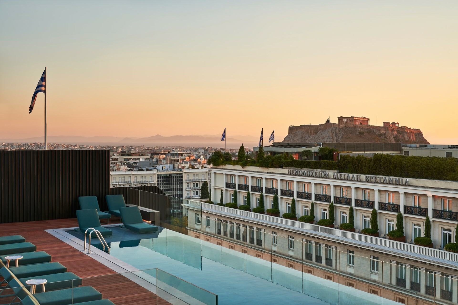 H θέα από το roof garden του Athens Capital © facebook.com/athenscapitalhotel/