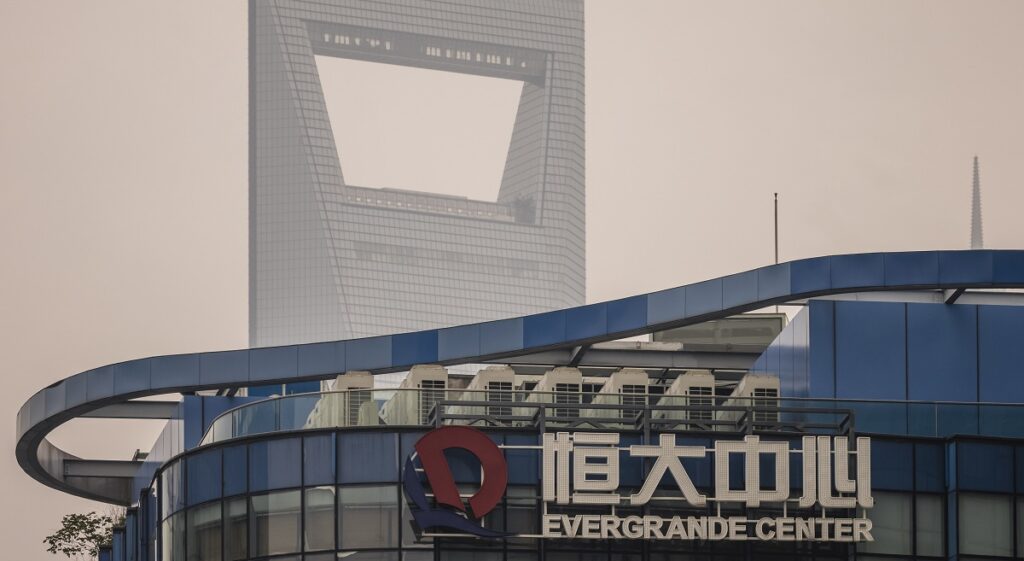 Evergrande: Σε καθεστώς περιορισμένης χρεοκοπίας από την Fitch