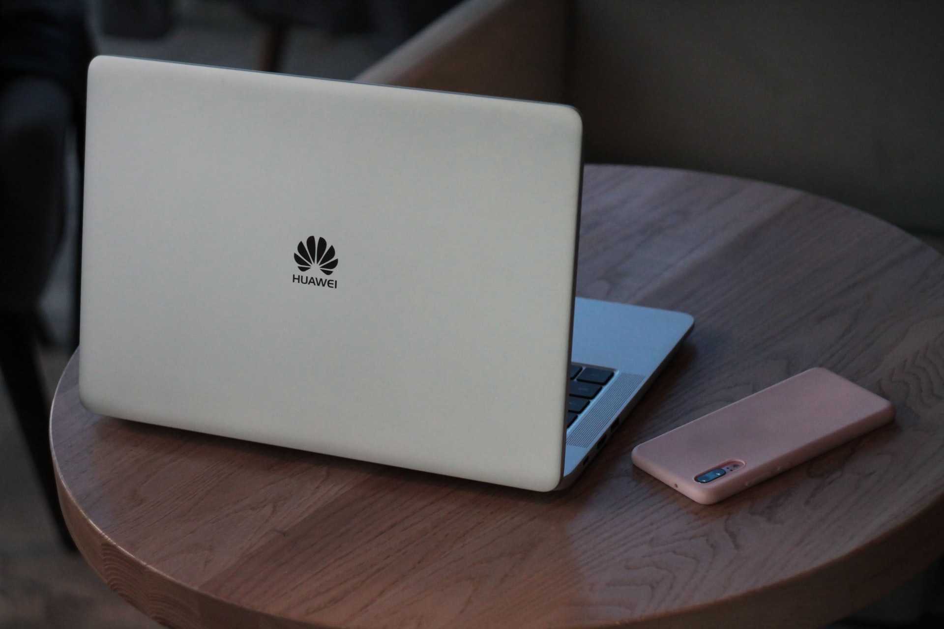 Huawei: Προβλέπει πτώση εσόδων σχεδόν 30% το 2021