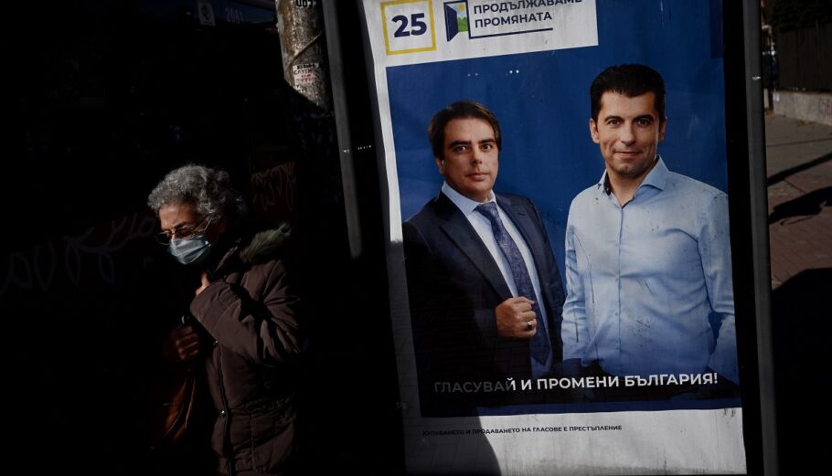 Ο Ασέν Βασίλεφ και ο Κίριλ Πέτκοφ σε μια προεκλογική αφίσα © EPA / VASSIL DONEV