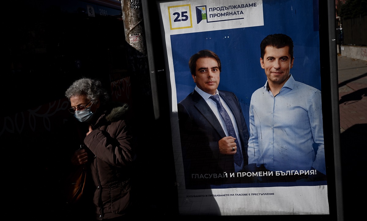 Ο Ασέν Βασίλεφ και ο Κίριλ Πέτκοφ σε μια προεκλογική αφίσα © EPA / VASSIL DONEV