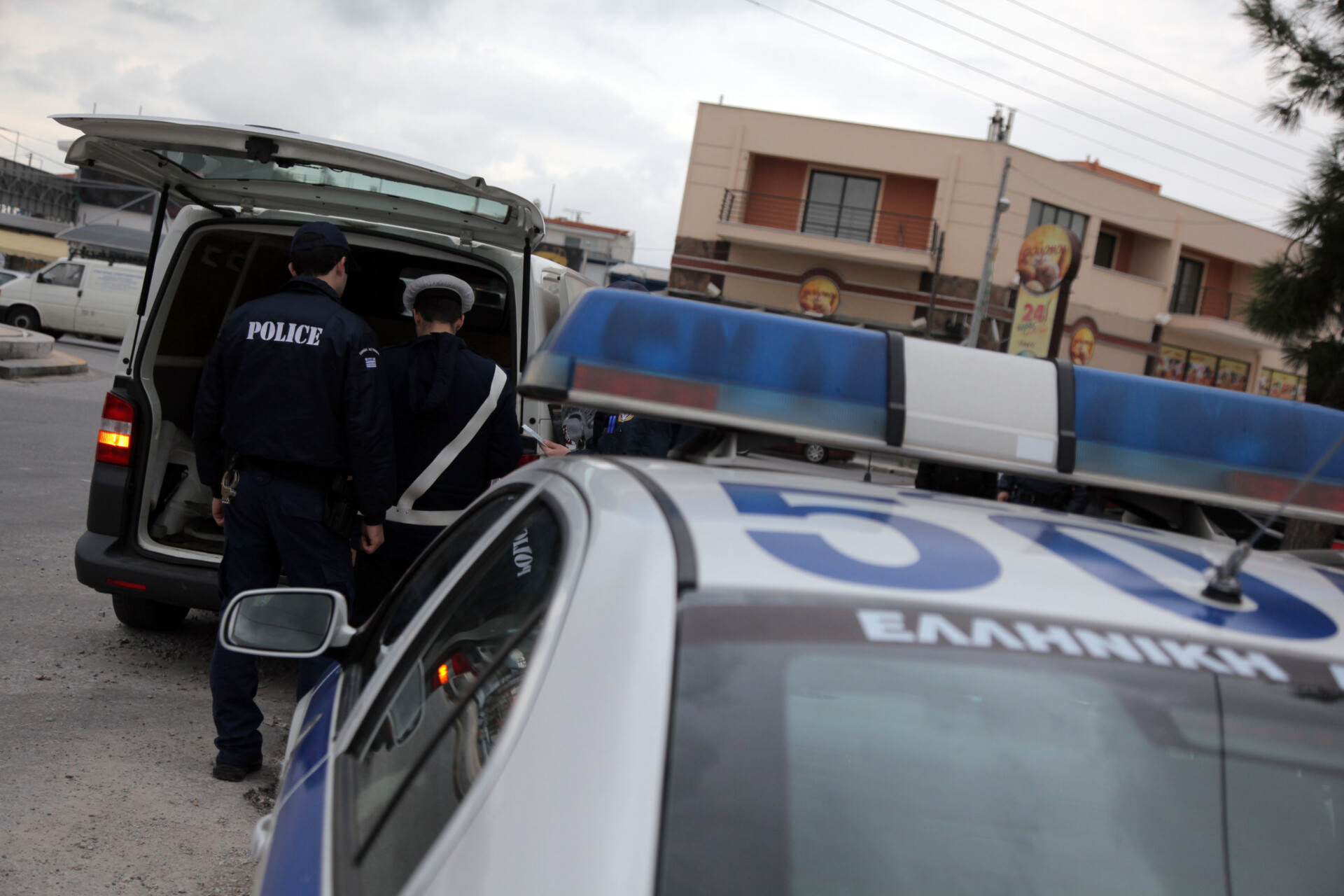 Αγία Βαρβάρα: Πυροβολισμοί στην είσοδο πολυκατοικίας