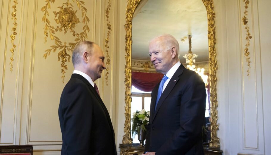 Ο Βλαντιμίρ Πούτιν και ο Τζο Μπάιντεν © EPA/PETER KLAUNZER
