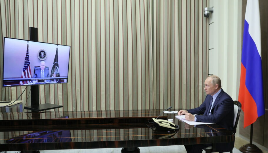 Τηλεδιάσκεψη Τζο Μπάιντεν με Βλαντιμίρ Πούτιν ©EPA/MIKHAEL METZEL / SPUTNIK