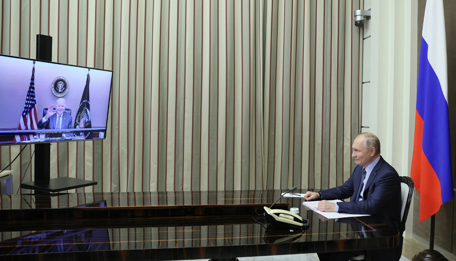 Τηλεδιάσκεψη Τζο Μπάιντεν με Βλαντιμίρ Πούτιν ©EPA/MIKHAEL METZEL / SPUTNIK