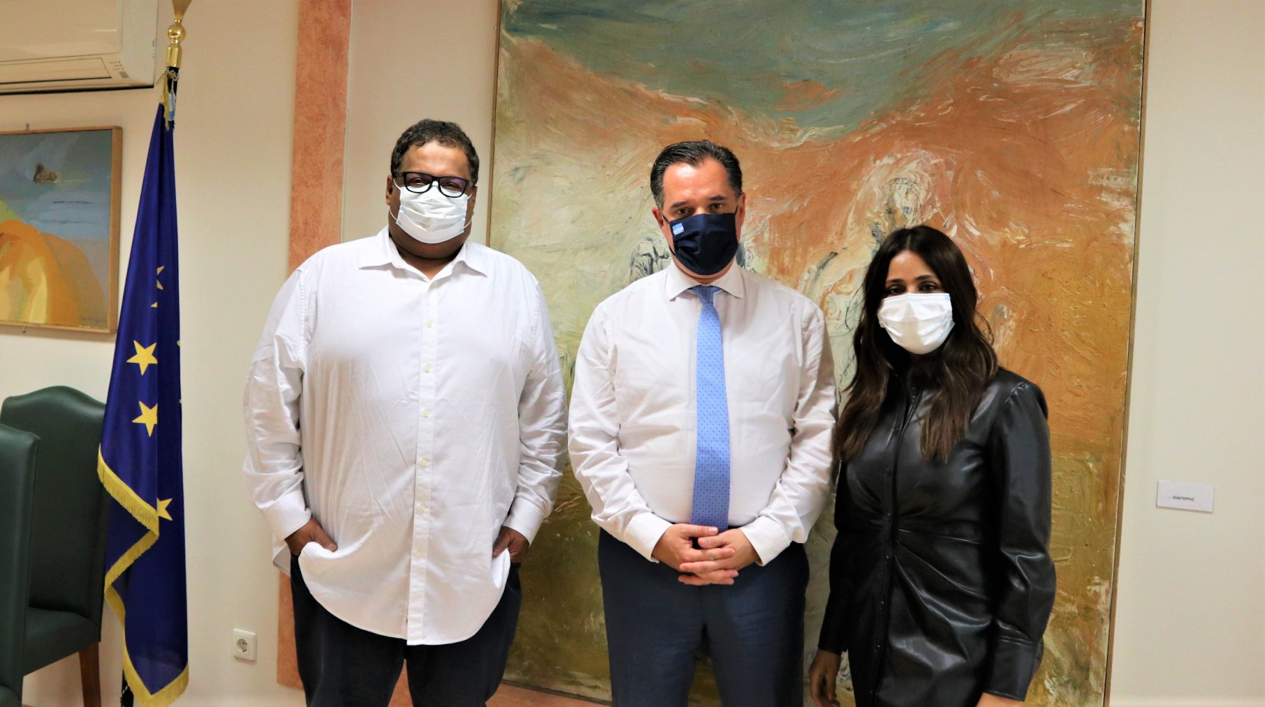 Η Ινδή καλλονή στο γραφείο του Άδωνι, η δίμηνη αξιολόγηση από την ΕΕ, η Κίνα και το ράλι των ναύλων