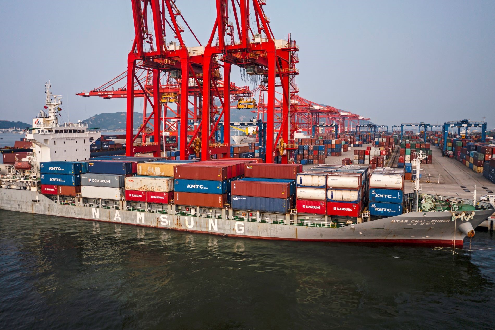 Λιμάνι στην Κίνα ©EPA/ALEX PLAVEVSKI