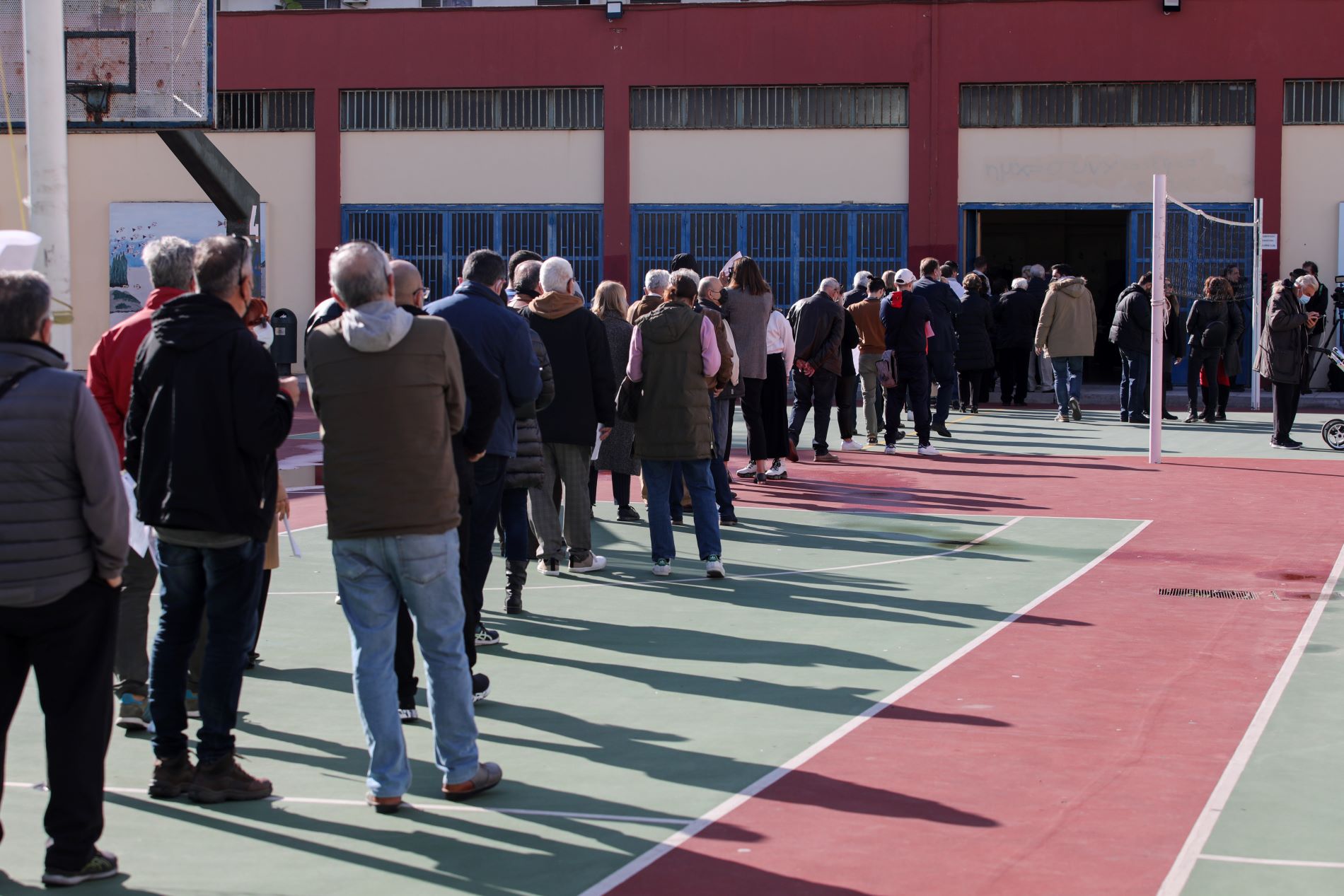 Κόσμος περιμένει να ψηφίσει στην Καλλιθέα ©Eurokinissi