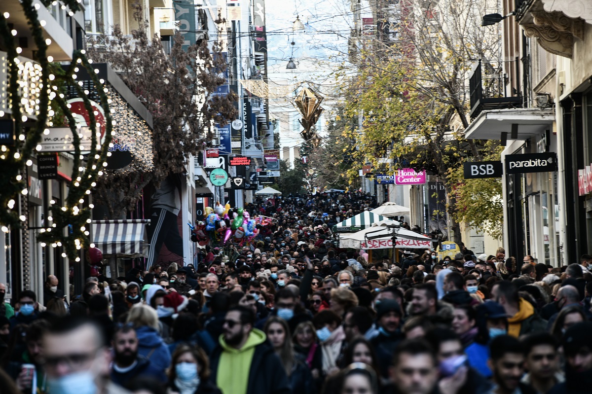 Κόσμος σε καταστήματα στην Ερμού © EUROKINISSI