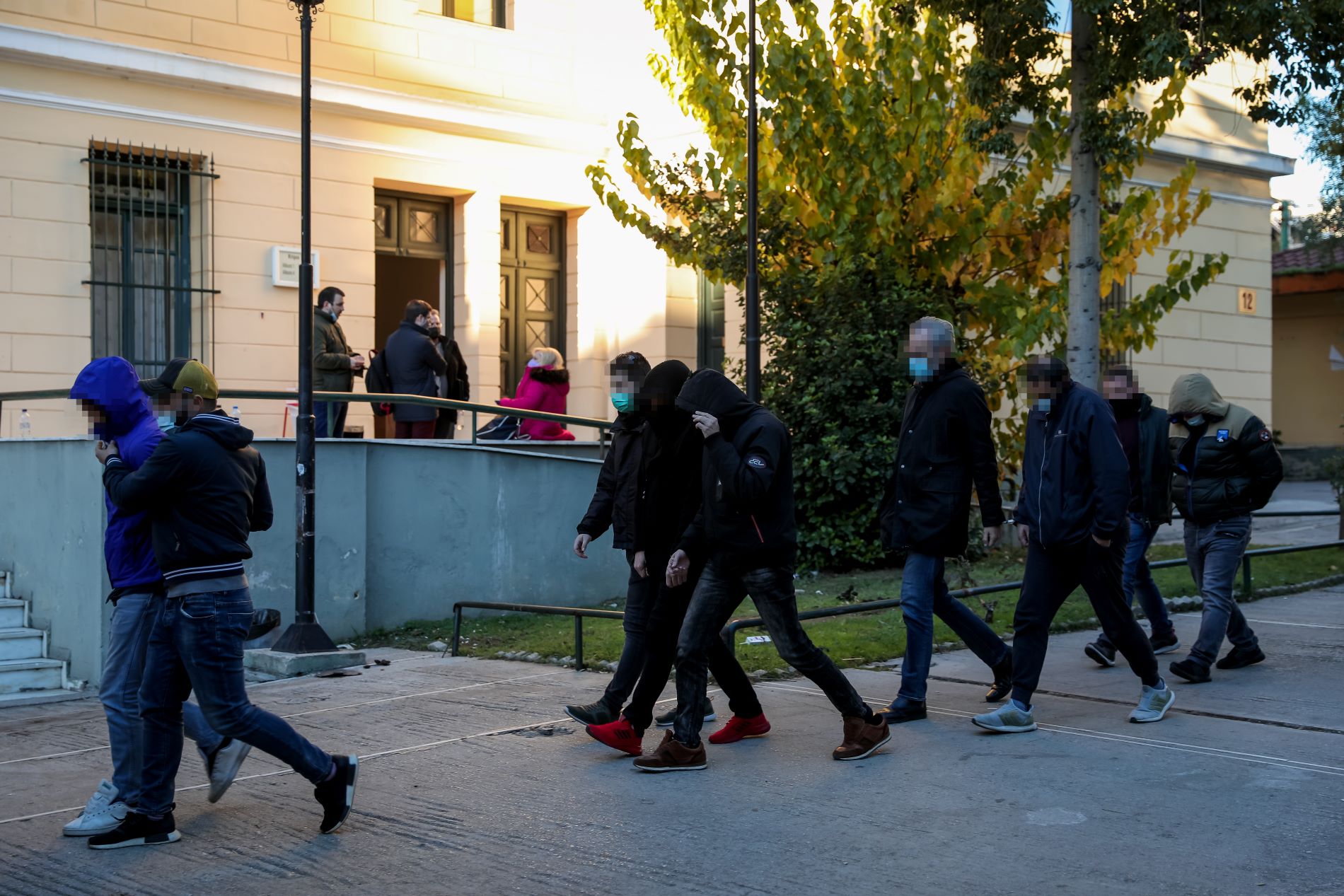 Στη φυλακή τρεις κατηγορούμενοι για τα πλαστά πιστοποιητικά