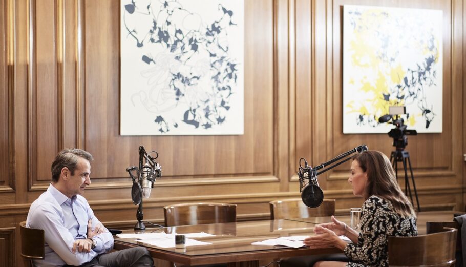 Ο πρωθυπουργός Κυριάκος Μητσοτάκης μιλάει με την Άδα Σταματάτου κατά την διάρκεια του Podcast με την με αφορμή την Παγκόσμια Ημέρα Ατόμων με Αναπηρία, στο Μέγαρο Μαξίμου, Παρασκευή 3 Δεκεμβρίου 2021. ΑΠΕ-ΜΠΕ/ΓΡΑΦΕΙΟ ΤΥΠΟΥ ΠΡΩΘΥΠΟΥΡΓΟΥ/ΔΗΜΗΤΡΗΣ ΠΑΠΑΜΗΤΣΟΣ