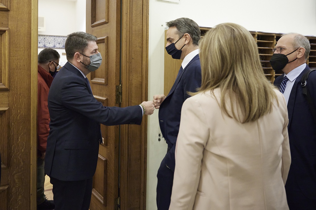 Ο πρωθυπουργός Κυριάκος Μητσοτάκης μιλάει με τον πρόεδρο του ΚΙΝΑΛ Νίκο Ανδρουλάκη ©ΑΠΕ-ΜΠΕ/ΓΡΑΦΕΙΟ ΤΥΠΟΥ ΠΡΩΘΥΠΟΥΡΓΟΥ