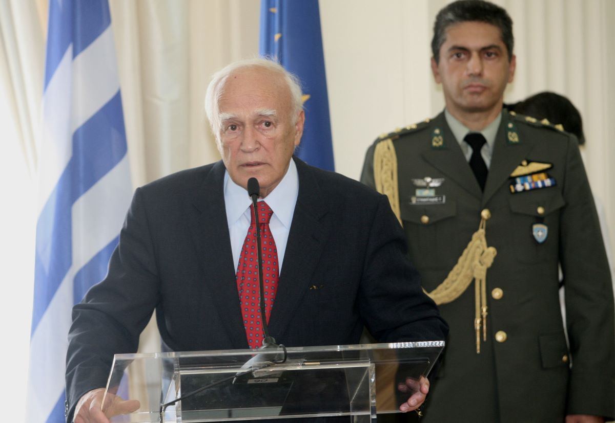 Κάρολος Παπούλιας: Σήμερα στο Παγκράτι η εξόδιος ακολουθία
