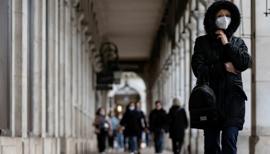 Κόσμος στους δρόμους του Παρισιού ©EPA/IAN LANGSDON